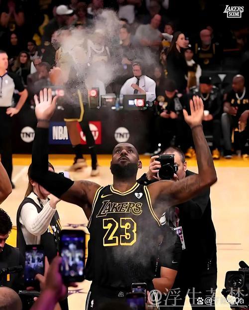 詹姆斯回应职业生涯计划 湖人首轮出局引关注