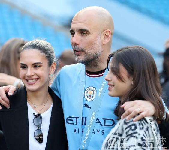 瓜迪奥拉17岁小女儿现身替补席，与父亲特别互动